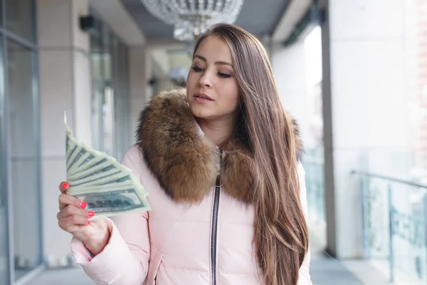 Mulher Segurar Dinheiro Rapariga Atrevida Atira Dólares Para Mulher Atraente — Fotografia de Stock