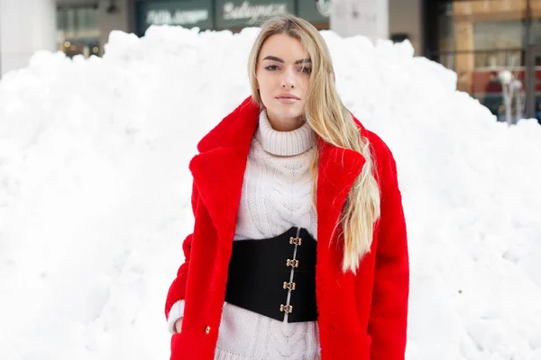 人的概念 时尚肖像的一个美丽的年轻女子走在城市周围微笑着红色皮大衣近距离雪花寒冷的冬天 呼吸新鲜空气在霜冻的冬日 — 图库照片