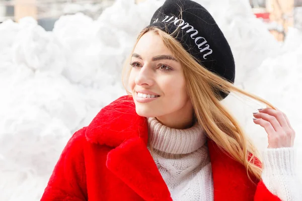 人的概念 时尚肖像的一个美丽的年轻女子走在城市周围微笑着红色皮大衣近距离雪花寒冷的冬天 呼吸新鲜空气在霜冻的冬日 — 图库照片