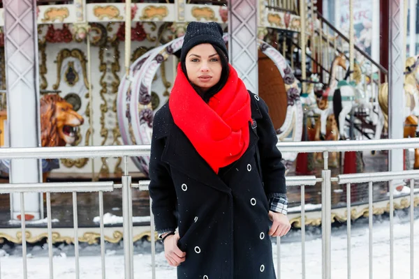 圣诞节 生活方式 假日和时尚概念 漂亮的年轻微笑的妇女在黑色外套和红色围巾摆在冬天城市 法国旋转木马迷人的黑发背景 — 图库照片