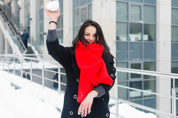 圣诞节 生活方式 假日和时尚概念 漂亮的年轻微笑的妇女在黑色外套和红色围巾摆在冬天城市 — 图库照片