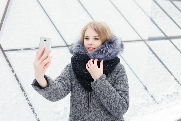 Χρόνος Νέοι Funky Blogger Κάνει Selfie Φωτογραφία Της Σελίδας Κοινωνικής — Φωτογραφία Αρχείου