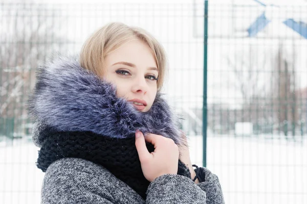 Inspirován Kavkazský Žena Uhýbaje Úsměvem Zatímco Pózuje Zimě Ráno Vlněnou — Stock fotografie