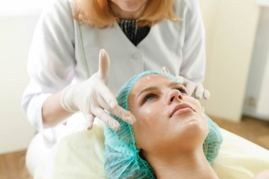insanlar, Güzellik, spa, kozmetik ve teknoloji kavramı - güzellik uzmanı yordamı ultrasonik yüz peeling güzel, Genç bir kadının yüz derisinin bir güzellik salonu yapar.