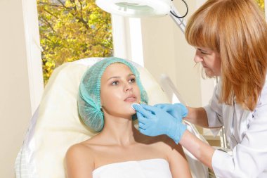 Doktor Şevval özçelik güzellik güzellik hastanın için alnında enjeksiyonları yapar. Kozmetik, güzellik enjeksiyonları. Güzellik kavramı.