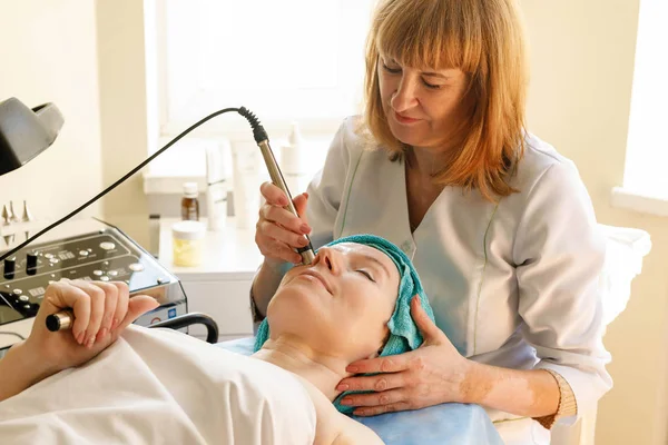 Menschen Schönheit Wellness Kosmetologie Und Technologie Konzept Kosmetologe Macht Das — Stockfoto