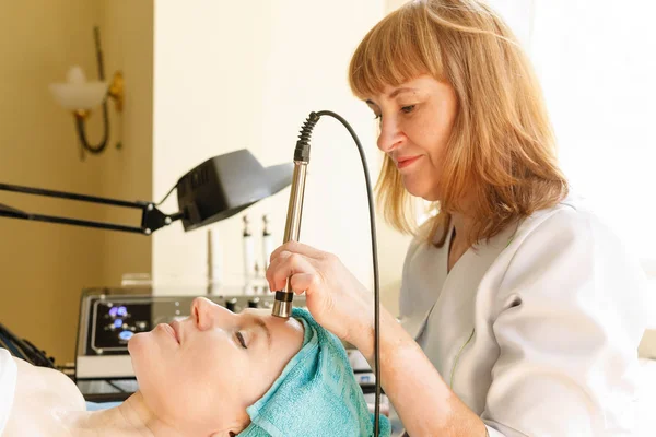 Menschen Schönheit Wellness Kosmetologie Und Technologie Konzept Kosmetologe Macht Das — Stockfoto