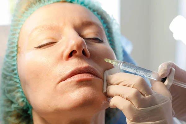 Médico Esteticista Faz Injeções Testa Para Beleza Paciente Injeções Beleza — Fotografia de Stock