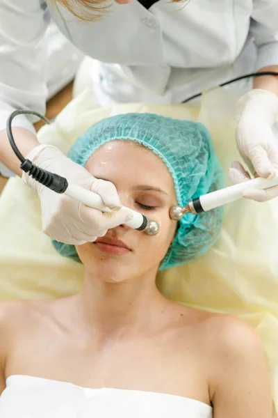 Personas Belleza Spa Cosmetología Concepto Tecnología Cosmetólogo Hace Que Procedimiento — Foto de Stock
