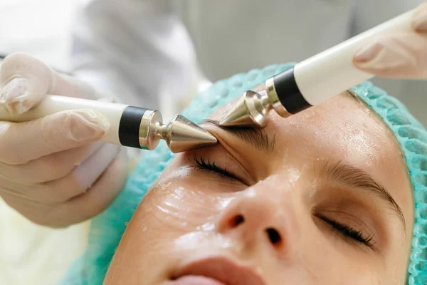 Menschen Schönheit Wellness Kosmetologie Und Technologie Konzept Kosmetologe Macht Das — Stockfoto