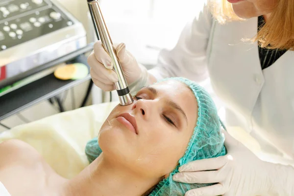 Personas Belleza Spa Cosmetología Concepto Tecnología Cosmetólogo Hace Que Procedimiento — Foto de Stock