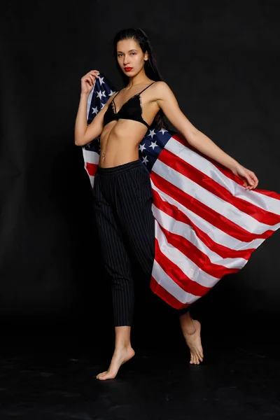 Retrato Una Atleta Orgullosa Envuelta Bandera Americana Sobre Fondo Negro — Foto de Stock