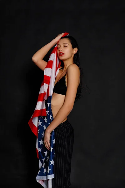 Retrato Atleta Feminina Orgulhosa Envolto Bandeira Americana Contra Fundo Preto — Fotografia de Stock