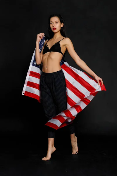 Retrato Una Atleta Orgullosa Envuelta Bandera Americana Sobre Fondo Negro — Foto de Stock