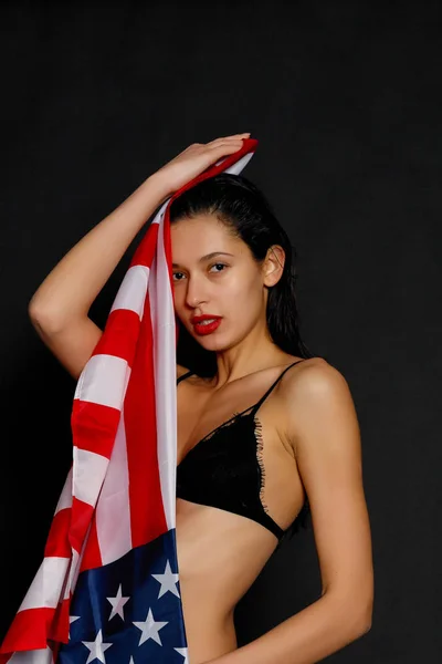 Retrato Atleta Feminina Orgulhosa Envolto Bandeira Americana Contra Fundo Preto — Fotografia de Stock