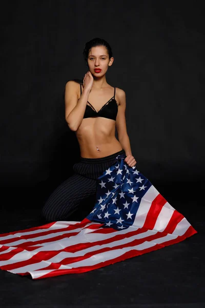 Retrato Atleta Feminina Orgulhosa Envolto Bandeira Americana Contra Fundo Preto — Fotografia de Stock