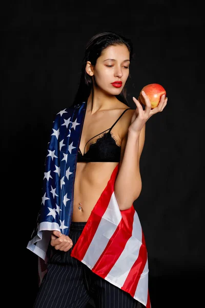 Retrato Atleta Feminina Orgulhosa Envolto Bandeira Americana Contra Fundo Preto — Fotografia de Stock