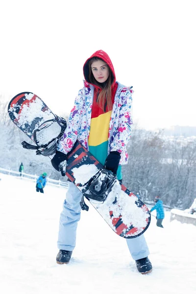Женщина Зимний Открытый Сноуборд Концепции Молодая Женщина Держит Сноуборд Плечах — стоковое фото