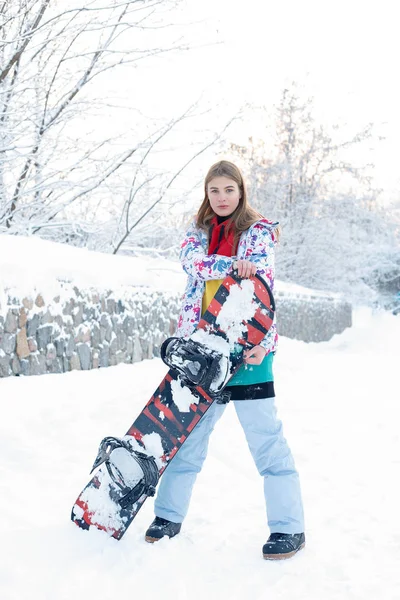 女人冬天户外滑雪板的概念 年轻的女人拿着滑雪板在她的肩膀上 她看着走开 微笑着 复制空间 — 图库照片