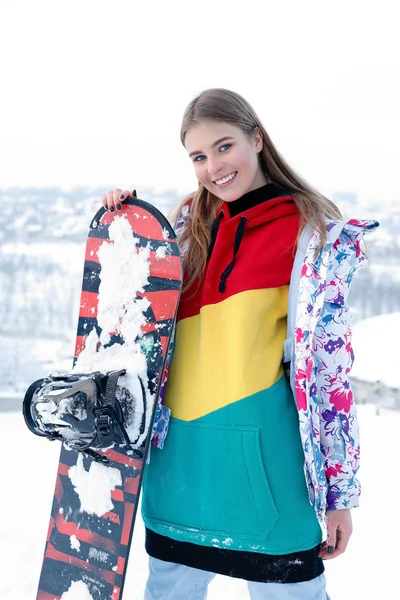 女人冬天户外滑雪板的概念 年轻的女人拿着滑雪板在她的肩膀上 她看着走开 微笑着 复制空间 — 图库照片