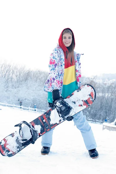 Vrouw Winter Buiten Snowboarden Concept Jonge Vrouw Bedrijf Snowboard Haar — Stockfoto