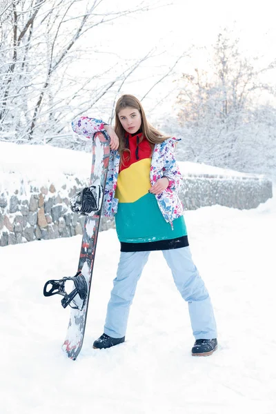 Vrouw Winter Buiten Snowboarden Concept Jonge Vrouw Bedrijf Snowboard Haar — Stockfoto