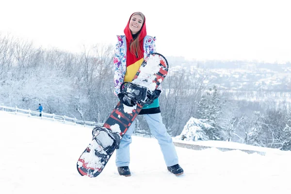 Mulher Inverno Conceito Snowboard Livre Jovem Segurando Snowboard Seus Ombros — Fotografia de Stock