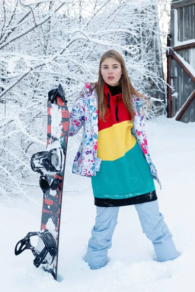 Vrouw Winter Buiten Snowboarden Concept Jonge Vrouw Bedrijf Snowboard Haar — Stockfoto