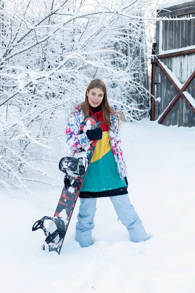 Vrouw Winter Buiten Snowboarden Concept Jonge Vrouw Bedrijf Snowboard Haar — Stockfoto