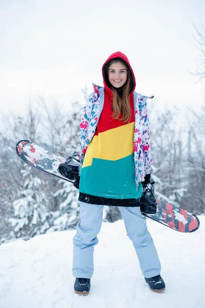 Vrouw Winter Buiten Snowboarden Concept Jonge Vrouw Bedrijf Snowboard Haar — Stockfoto