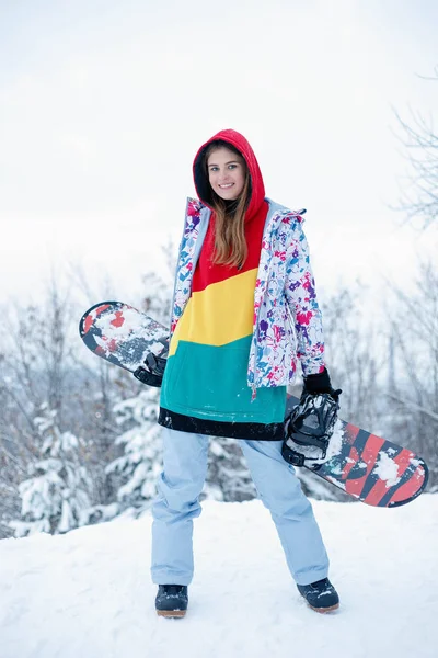 Vrouw Winter Buiten Snowboarden Concept Jonge Vrouw Bedrijf Snowboard Haar — Stockfoto