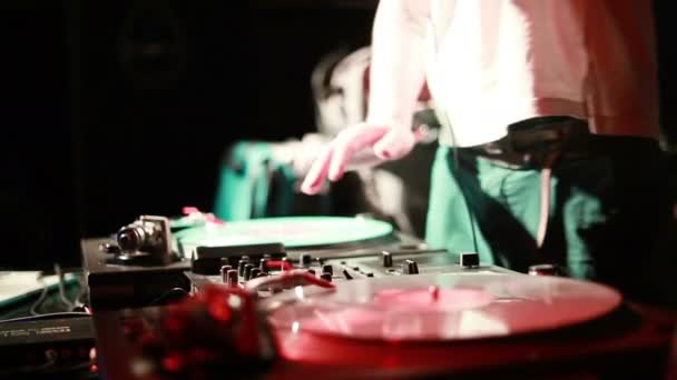 Spinna Mixning Och Sprätta Nattklubb Makro Skott Skivspelare Kassett Och — Stockvideo