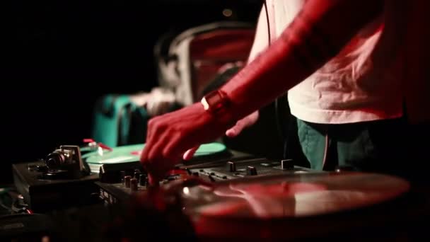 Spinning Mixing Scratching Night Club Macro Shot Une Cartouche Plateau — Video