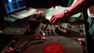 İplik, karıştırma ve bir gece kulübünde tırmalamak dj. Bir pikap kartuş ve vinil sabıkası oynamaya başlayan Stylus makro çekim. Vintage pikap ile vinil disk, yakın çekim. sıcak güneş ışığı
