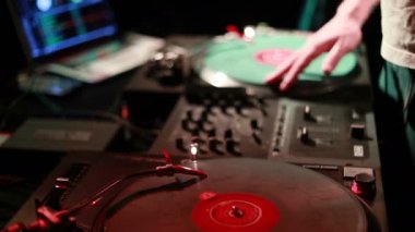 İplik, karıştırma ve bir gece kulübünde tırmalamak dj. Bir pikap kartuş ve vinil sabıkası oynamaya başlayan Stylus makro çekim. Vintage pikap ile vinil disk, yakın çekim. sıcak güneş ışığı