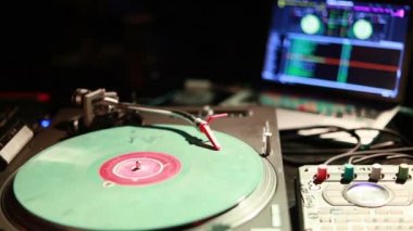 İplik, karıştırma ve bir gece kulübünde tırmalamak dj. Bir pikap kartuş ve vinil sabıkası oynamaya başlayan Stylus makro çekim. Vintage pikap ile vinil disk, yakın çekim. sıcak güneş ışığı