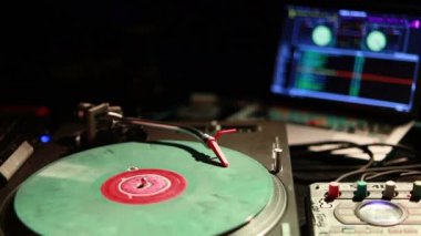 İplik, karıştırma ve bir gece kulübünde tırmalamak dj. Bir pikap kartuş ve vinil sabıkası oynamaya başlayan Stylus makro çekim. Vintage pikap ile vinil disk, yakın çekim. sıcak güneş ışığı