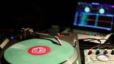 İplik, karıştırma ve bir gece kulübünde tırmalamak dj. Bir pikap kartuş ve vinil sabıkası oynamaya başlayan Stylus makro çekim. Vintage pikap ile vinil disk, yakın çekim. sıcak güneş ışığı