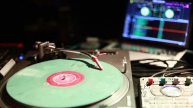 İplik, karıştırma ve bir gece kulübünde tırmalamak dj. Bir pikap kartuş ve vinil sabıkası oynamaya başlayan Stylus makro çekim. Vintage pikap ile vinil disk, yakın çekim. sıcak güneş ışığı
