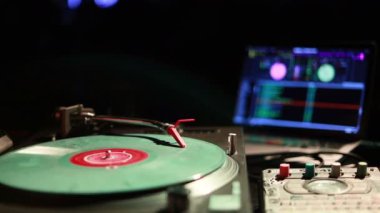 İplik, karıştırma ve bir gece kulübünde tırmalamak dj. Bir pikap kartuş ve vinil sabıkası oynamaya başlayan Stylus makro çekim. Vintage pikap ile vinil disk, yakın çekim. sıcak güneş ışığı