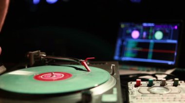 İplik, karıştırma ve bir gece kulübünde tırmalamak dj. Bir pikap kartuş ve vinil sabıkası oynamaya başlayan Stylus makro çekim. Vintage pikap ile vinil disk, yakın çekim. sıcak güneş ışığı