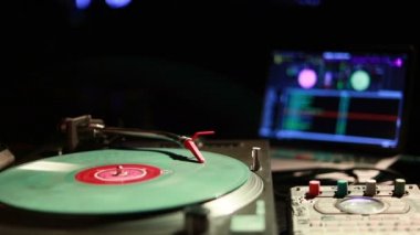 İplik, karıştırma ve bir gece kulübünde tırmalamak dj. Bir pikap kartuş ve vinil sabıkası oynamaya başlayan Stylus makro çekim. Vintage pikap ile vinil disk, yakın çekim. sıcak güneş ışığı