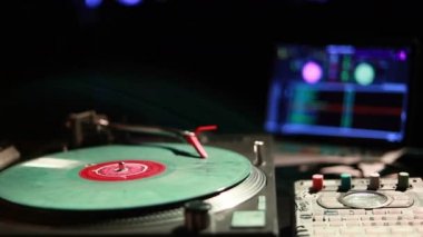 İplik, karıştırma ve bir gece kulübünde tırmalamak dj. Bir pikap kartuş ve vinil sabıkası oynamaya başlayan Stylus makro çekim. Vintage pikap ile vinil disk, yakın çekim. sıcak güneş ışığı