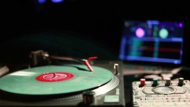 İplik, karıştırma ve bir gece kulübünde tırmalamak dj. Bir pikap kartuş ve vinil sabıkası oynamaya başlayan Stylus makro çekim. Vintage pikap ile vinil disk, yakın çekim. sıcak güneş ışığı