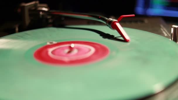 Spinning Mixing Scratching Night Club Macro Shot Turntable Cartridge Stylus — Vídeos de Stock