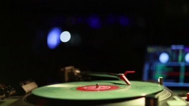 İplik, karıştırma ve bir gece kulübünde tırmalamak dj. Bir pikap kartuş ve vinil sabıkası oynamaya başlayan Stylus makro çekim. Vintage pikap ile vinil disk, yakın çekim. sıcak güneş ışığı