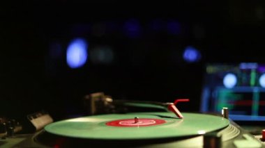 İplik, karıştırma ve bir gece kulübünde tırmalamak dj. Bir pikap kartuş ve vinil sabıkası oynamaya başlayan Stylus makro çekim. Vintage pikap ile vinil disk, yakın çekim. sıcak güneş ışığı