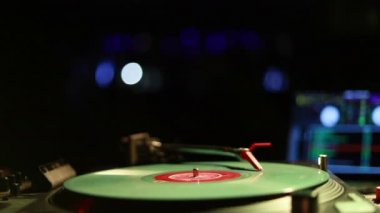 İplik, karıştırma ve bir gece kulübünde tırmalamak dj. Bir pikap kartuş ve vinil sabıkası oynamaya başlayan Stylus makro çekim. Vintage pikap ile vinil disk, yakın çekim. sıcak güneş ışığı