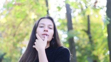 Güzel genç kadının saçları ile oynamak portre. Kız deri altına gider. Doğal makyaj ve onun uzun Rüzgar saçlarında kamera bakarken hareket sıralama ile genç ve güzel kız