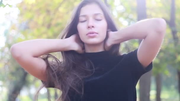 Primer Plano Hermosa Joven Jugando Con Pelo Chica Pantalones Cuero — Vídeos de Stock